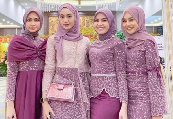 Gaun bridesmaid dengan model wrap